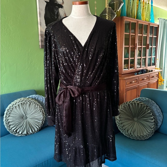 Holiday dress - Picture 2 of 10